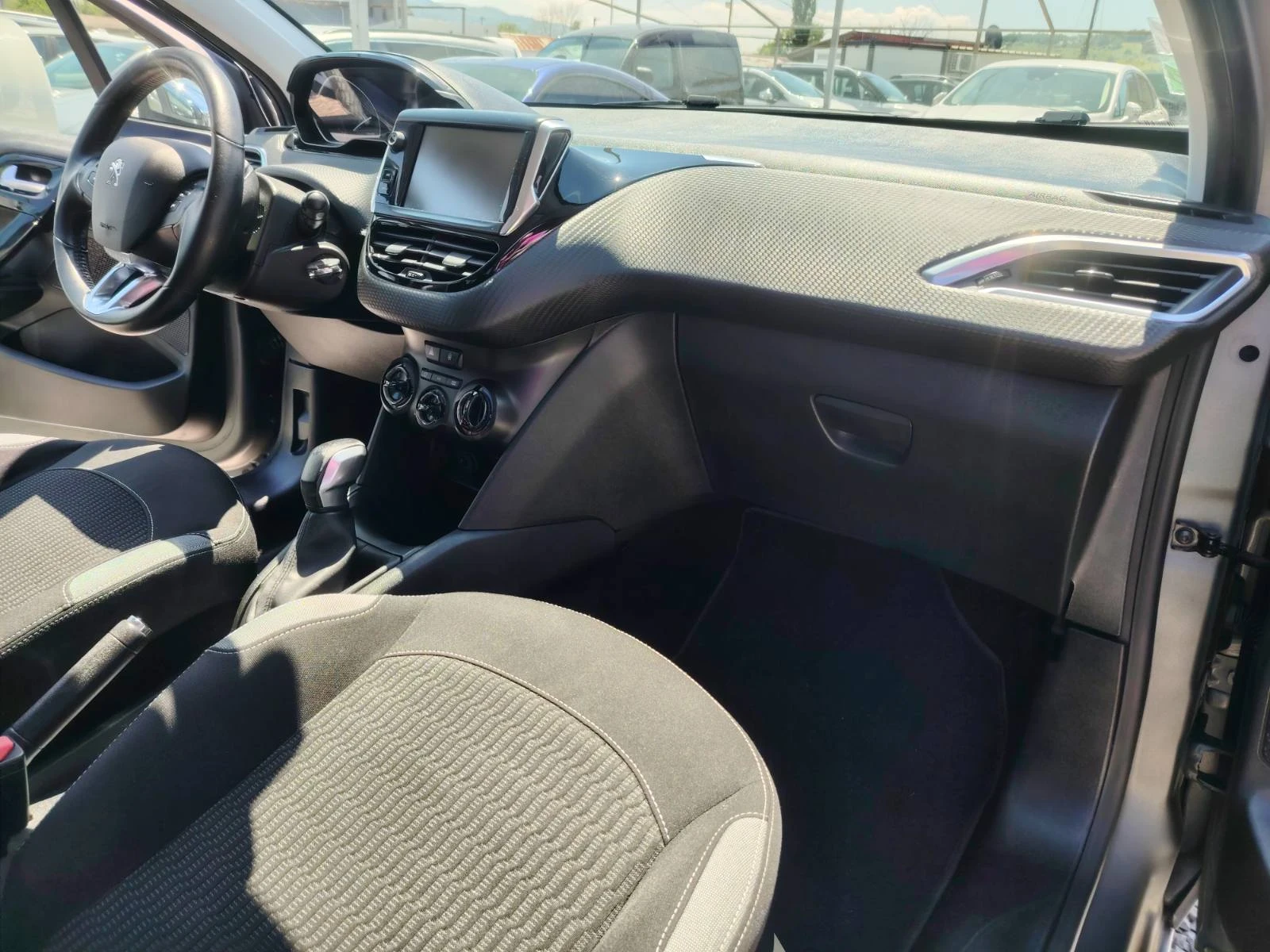 Peugeot 208 1.2 Style, снимка 10 - Автомобили и джипове - 54805299