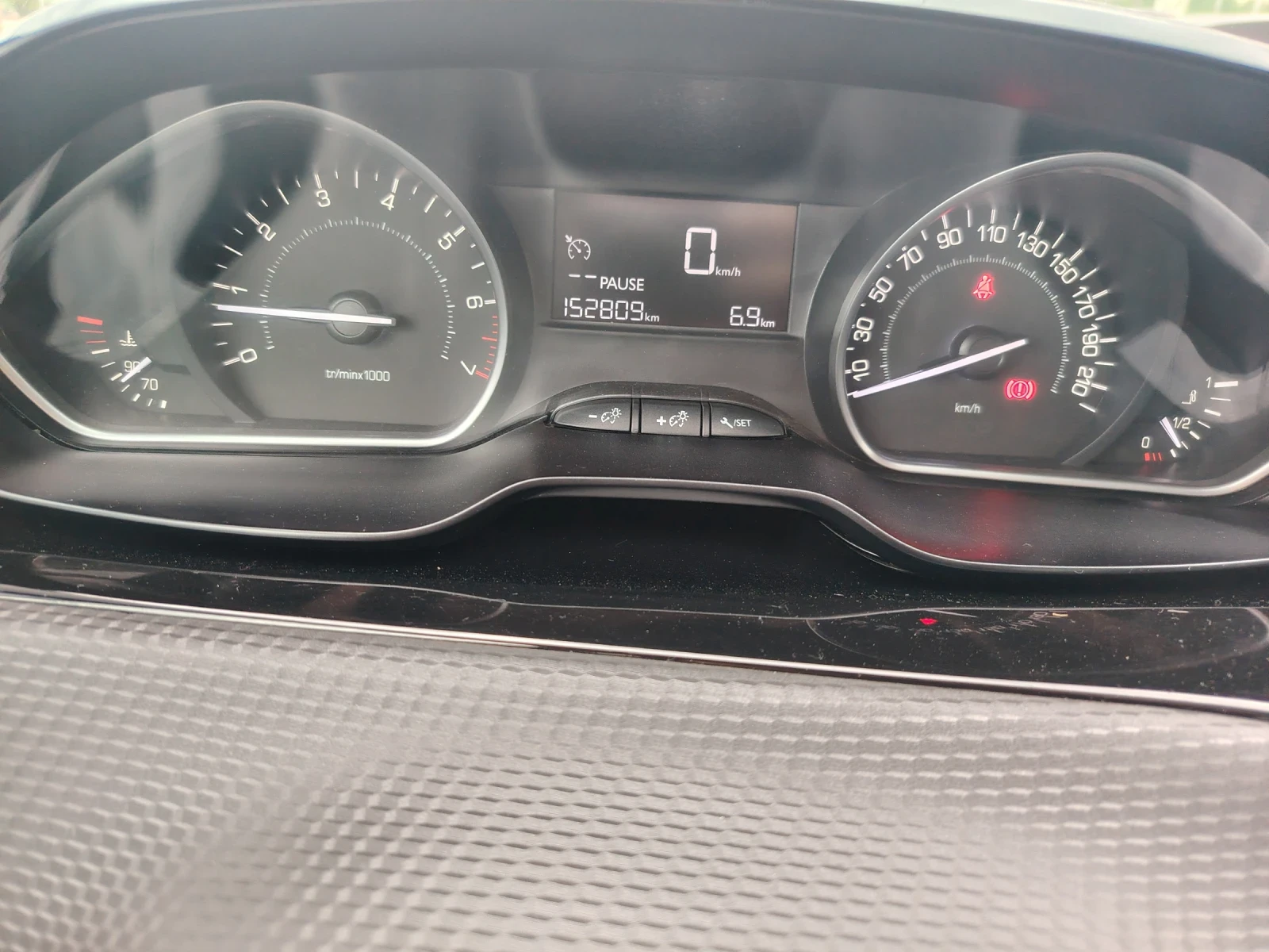 Peugeot 208 1.2 Style, снимка 7 - Автомобили и джипове - 54805299