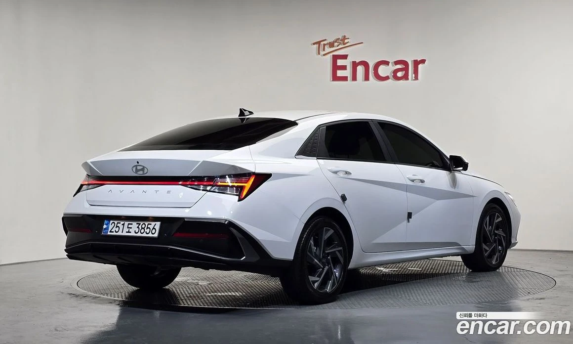 Hyundai Elantra 1.6 Inspiration, снимка 2 - Автомобили и джипове - 56155968