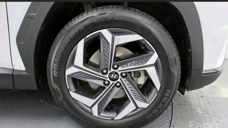 Hyundai Tucson, снимка 4 - Автомобили и джипове - 53182669