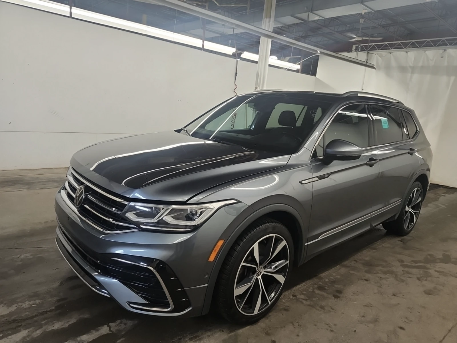 VW Tiguan 2022 Volkswagen TIGUAN HIGHLINE R-LINE