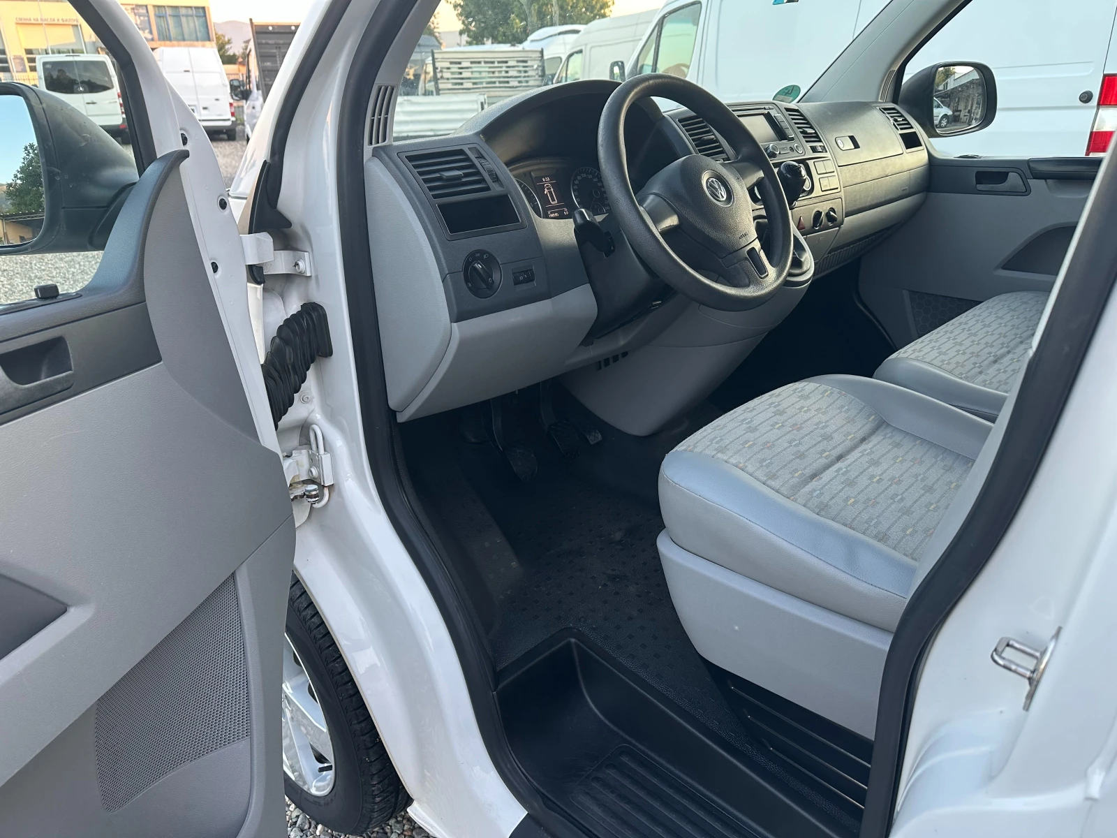 VW T5 9места/клима/2.0tdi - изображение 5