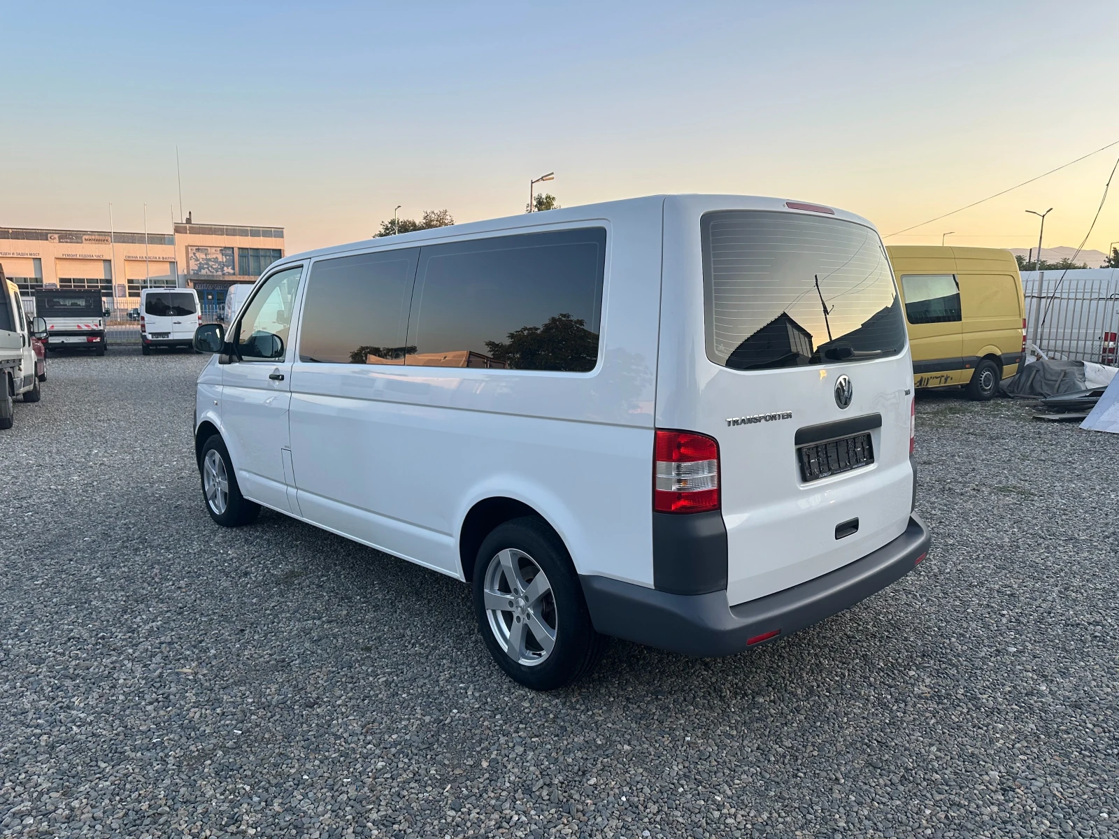VW T5 9места/клима/2.0tdi - изображение 4