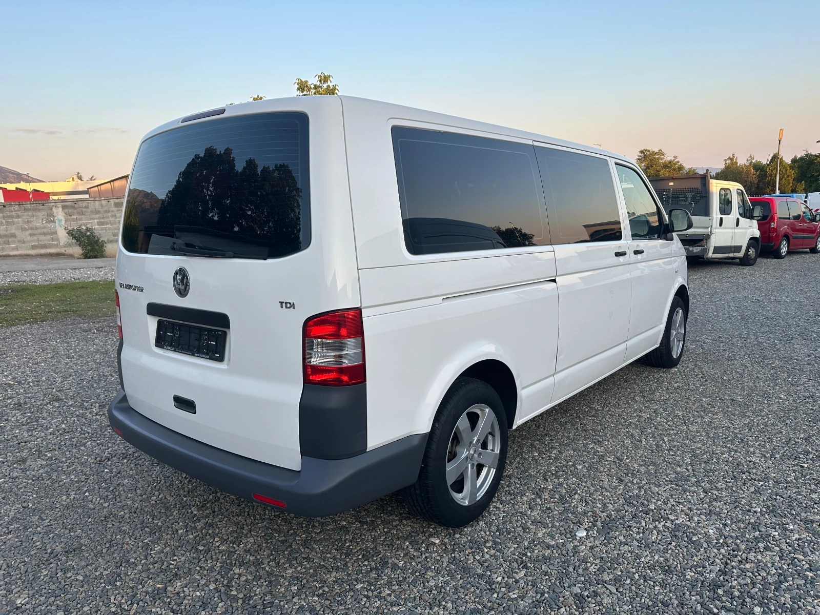 VW T5 9места/клима/2.0tdi - изображение 3