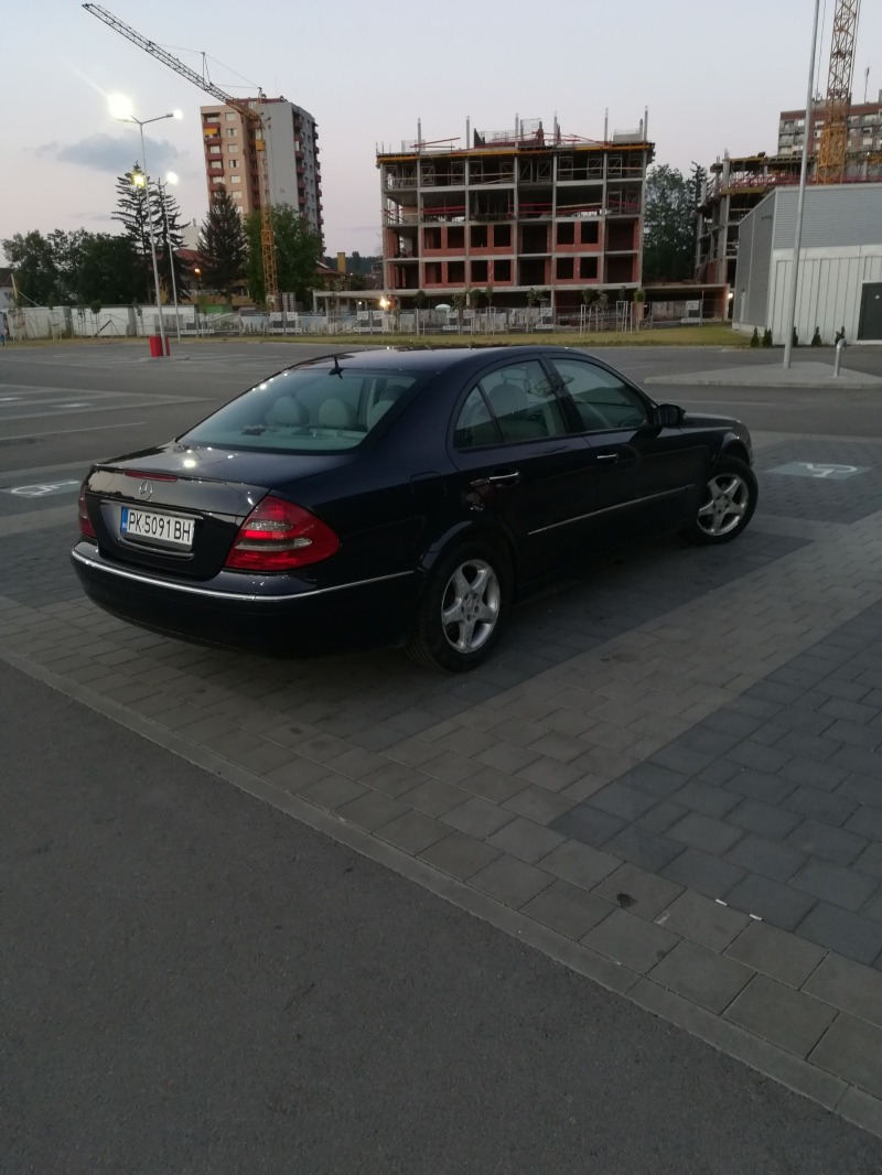 Mercedes-Benz E 220, снимка 3 - Автомобили и джипове - 45360209