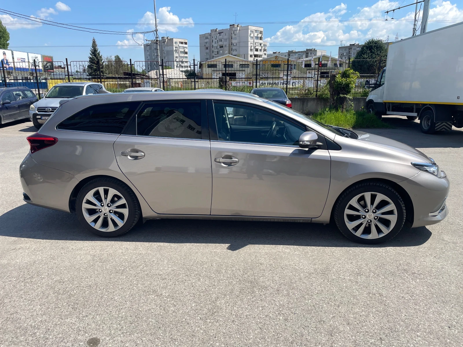 Toyota Auris 1.2T SOL - изображение 2
