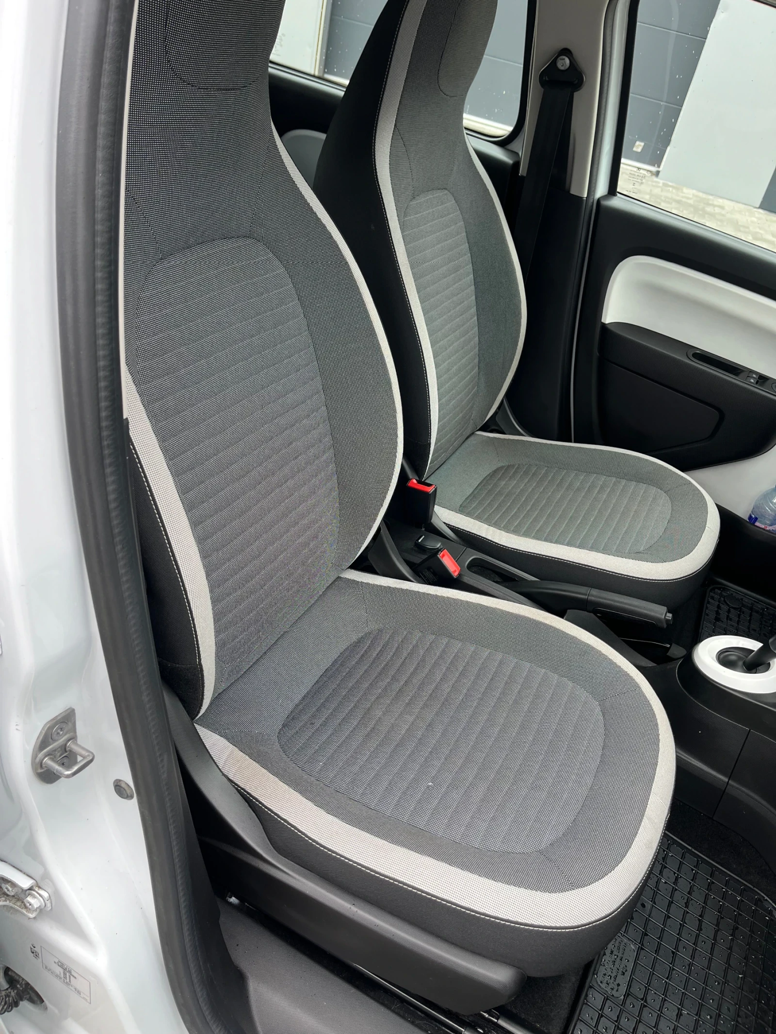 Renault Twingo 38000 км , снимка 14 - Автомобили и джипове - 54255013