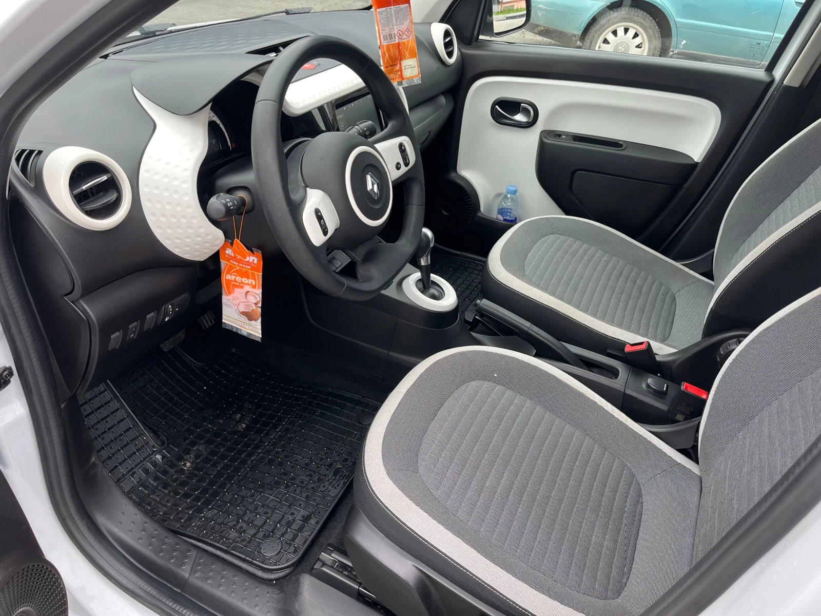 Renault Twingo 38000 км , снимка 9 - Автомобили и джипове - 54255013