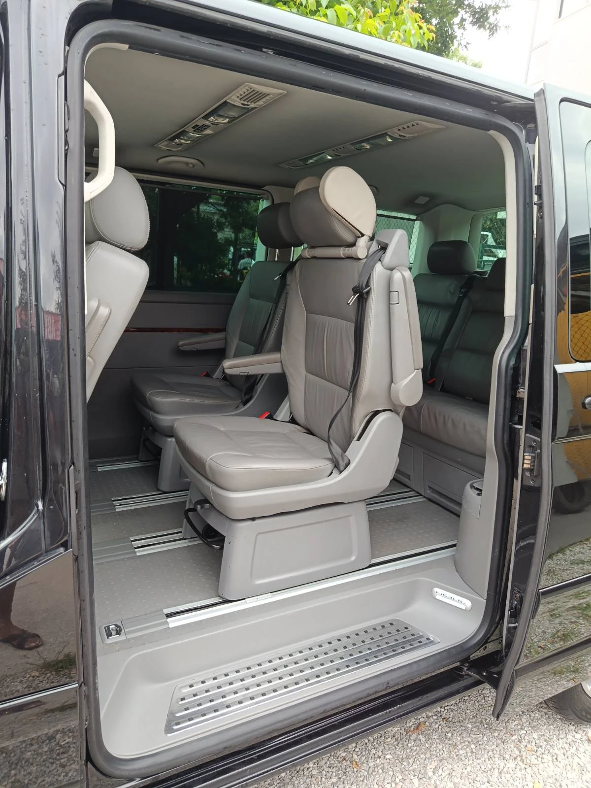 VW Multivan T5, снимка 14 - Автомобили и джипове - 55232782