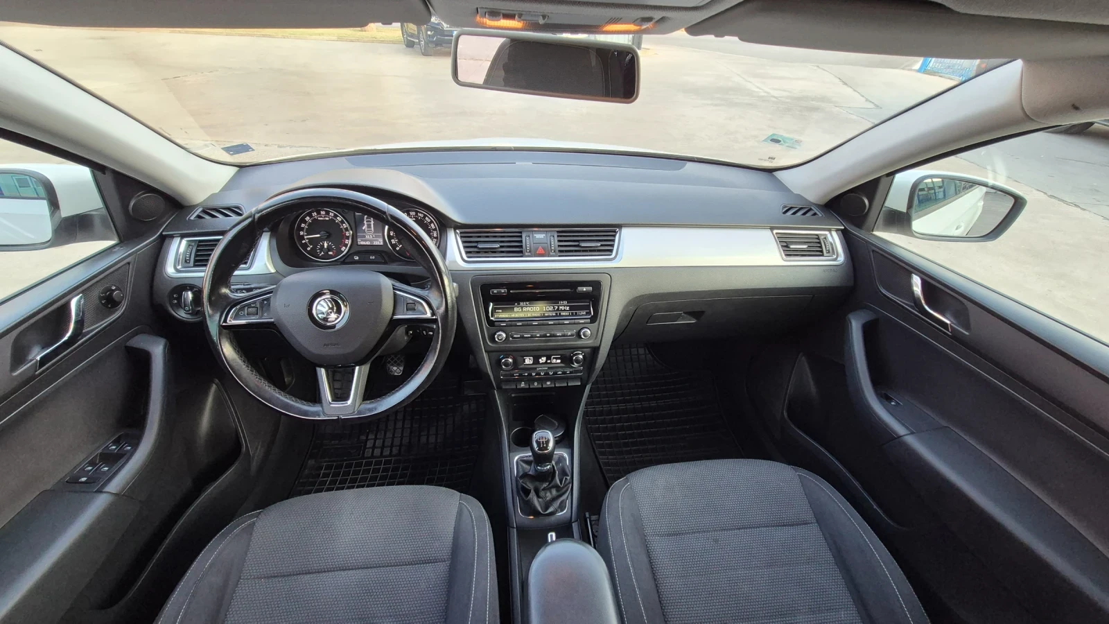 Skoda Rapid 1.6TDI 105К.С.ПЕРФЕКТНА, снимка 13 - Автомобили и джипове - 55565932