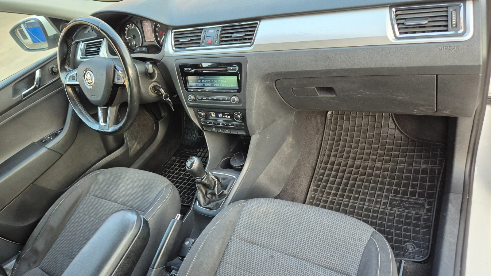 Skoda Rapid 1.6TDI 105К.С.ПЕРФЕКТНА, снимка 17 - Автомобили и джипове - 55565932