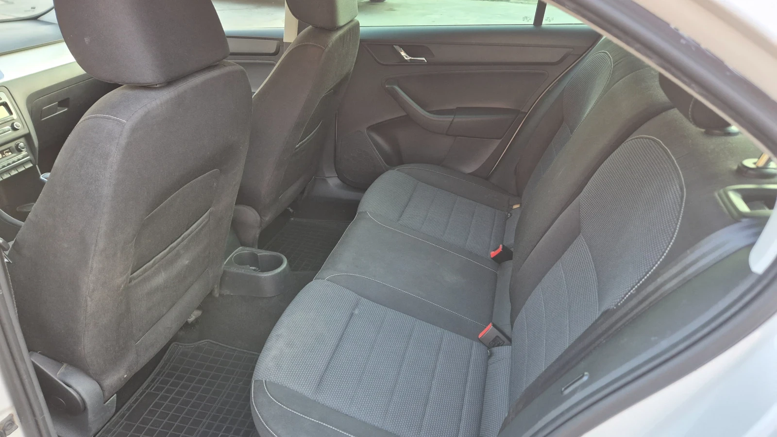 Skoda Rapid 1.6TDI 105К.С.ПЕРФЕКТНА, снимка 11 - Автомобили и джипове - 55565932