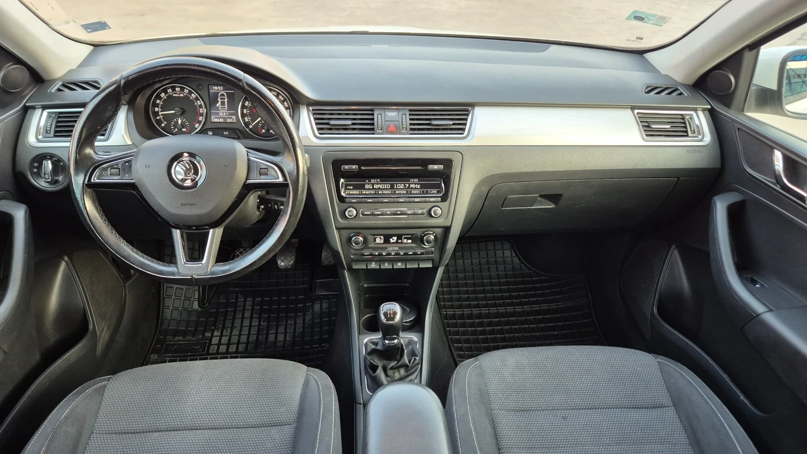Skoda Rapid 1.6TDI 105К.С.ПЕРФЕКТНА, снимка 12 - Автомобили и джипове - 55565932