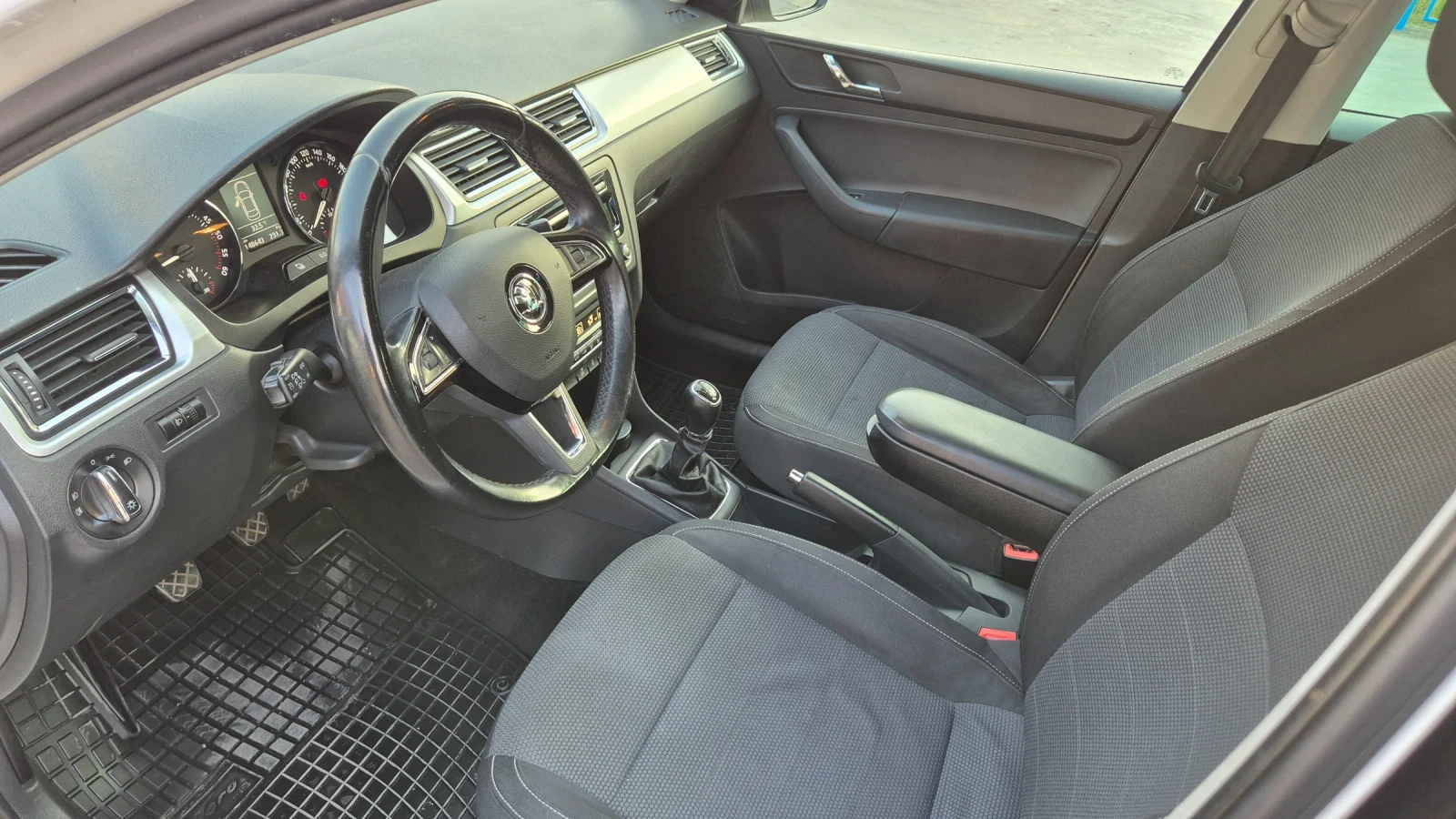 Skoda Rapid 1.6TDI 105К.С.ПЕРФЕКТНА, снимка 16 - Автомобили и джипове - 55565932