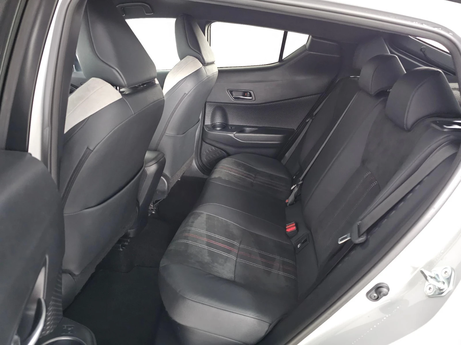 Toyota C-HR GR Sport 2.0 Hybrid 184 �.�.  | Mobile.bg � ����������� 11