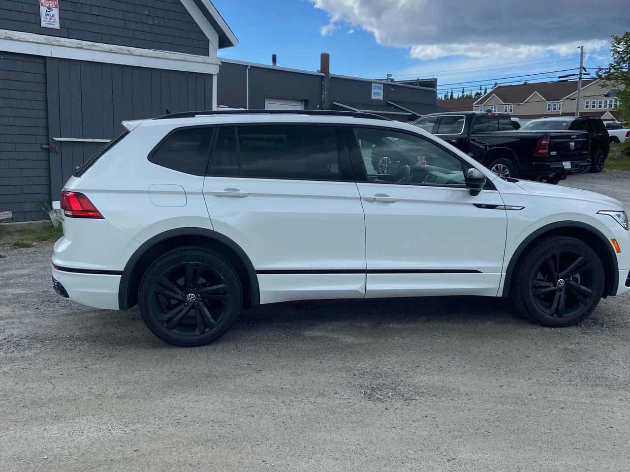 VW Tiguan Comfortline R Line/ПАНОРАМА/ПОДГРЕВИ, снимка 4 - Автомобили и джипове - 54719489
