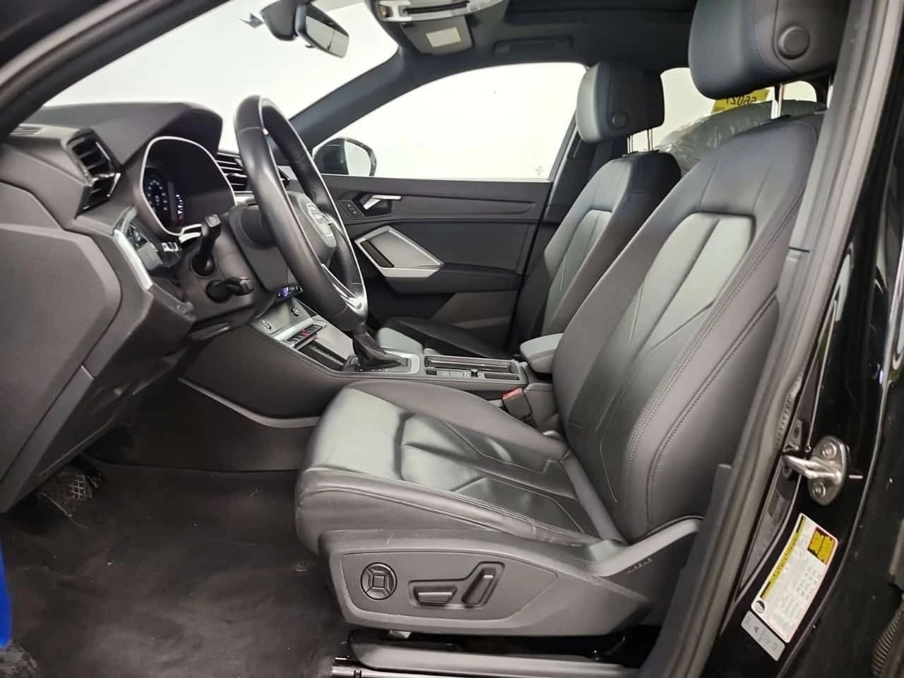 Audi Q3  КОЖА / ПОДГРЕВИ / ДВА ЧИФТА ГУМИ , снимка 10 - Автомобили и джипове - 55638636
