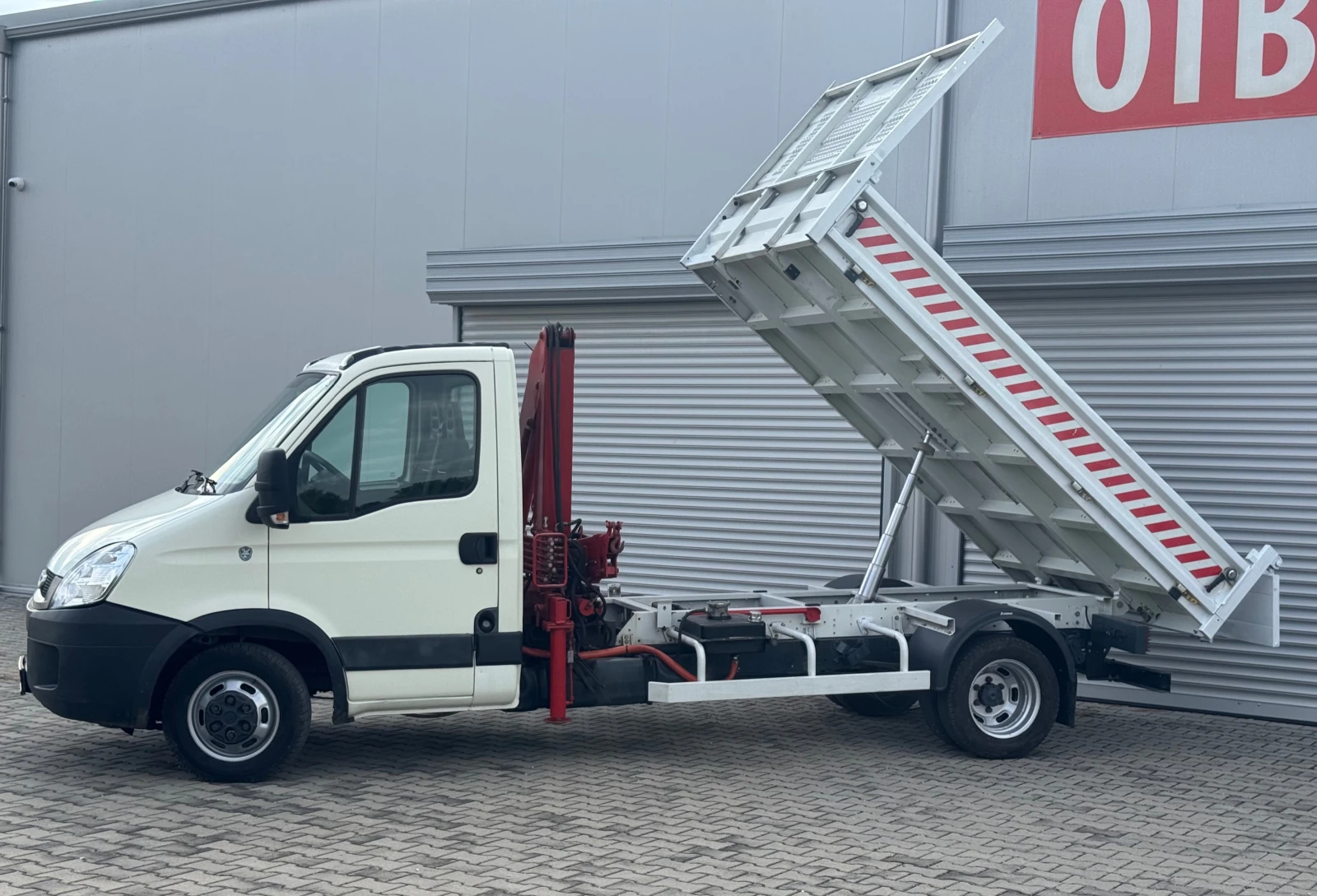 Iveco 35c15 3, 0HPI 150ps, кран, самосвал, климатроник, темпом, снимка 4 - Бусове и автобуси - 56273988