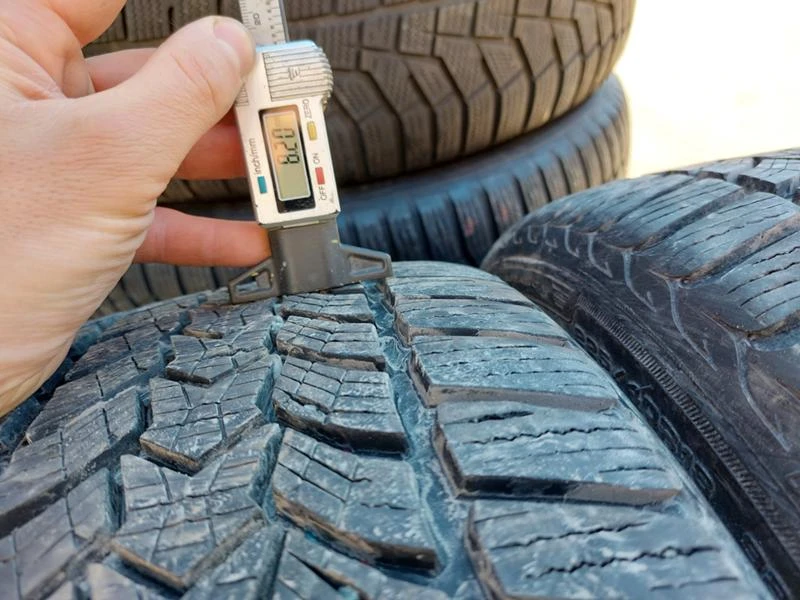 Гуми Зимни 225/40R18, снимка 4 - Гуми и джанти - 35992246