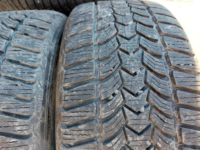 Гуми Зимни 225/40R18, снимка 3 - Гуми и джанти - 35992246