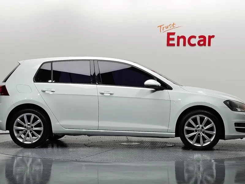 VW Golf 1.6 TDI, снимка 16 - Автомобили и джипове - 54300855