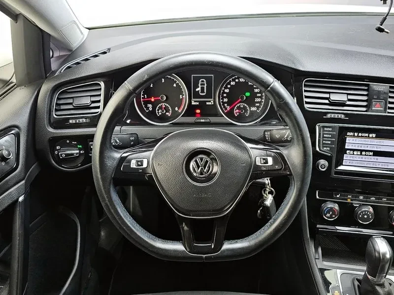 VW Golf 1.6 TDI, снимка 13 - Автомобили и джипове - 54300855