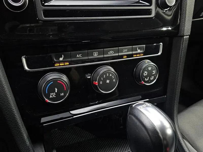 VW Golf 1.6 TDI, снимка 17 - Автомобили и джипове - 54300855