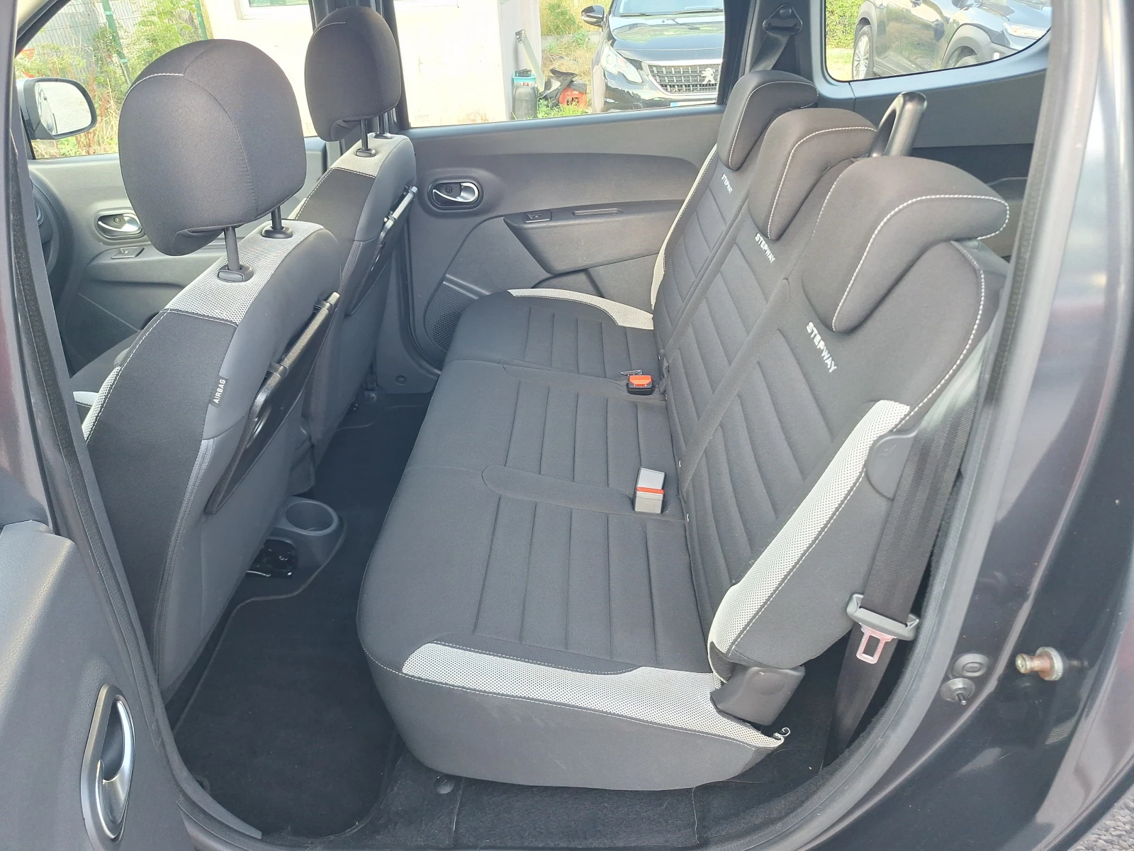 Dacia Lodgy 1.5 dci 116ks Stepwey 7 Mesta  Navi Kamera Full! , снимка 13 - Автомобили и джипове - 55349513