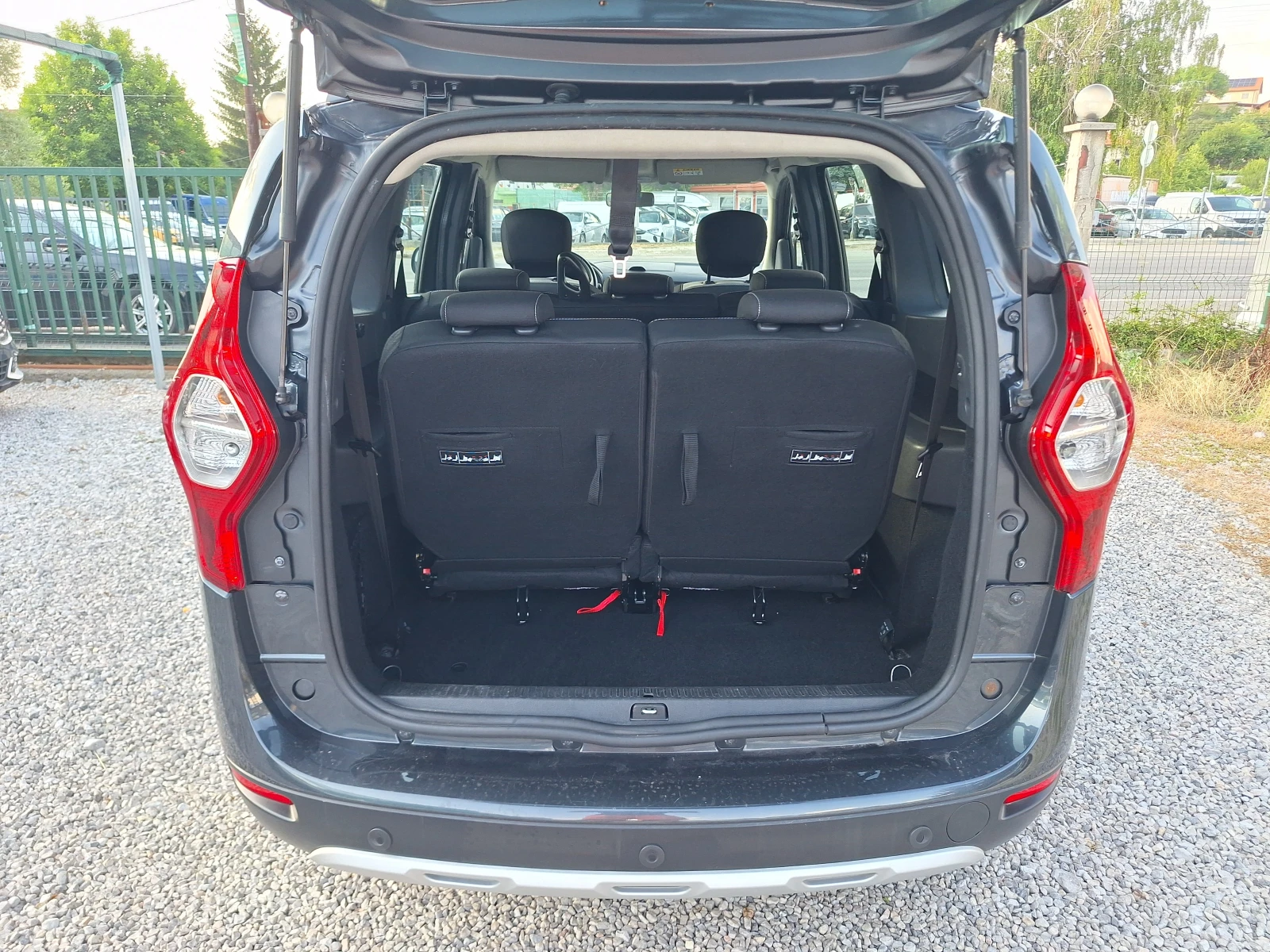 Dacia Lodgy 1.5 dci 116ks Stepwey 7 Mesta  Navi Kamera Full! , снимка 9 - Автомобили и джипове - 55349513