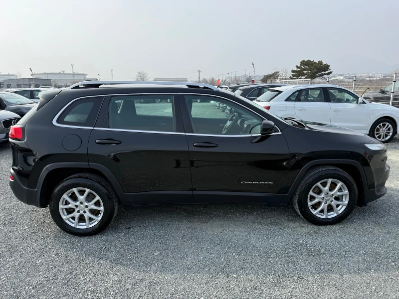 Jeep Cherokee (KATO НОВА), снимка 4 - Автомобили и джипове - 48310615