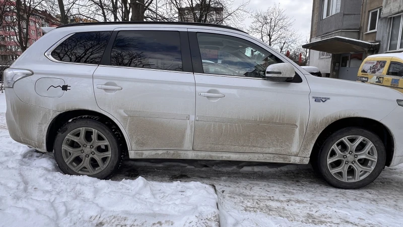 Mitsubishi Outlander 2.0, снимка 8 - Автомобили и джипове - 49197870