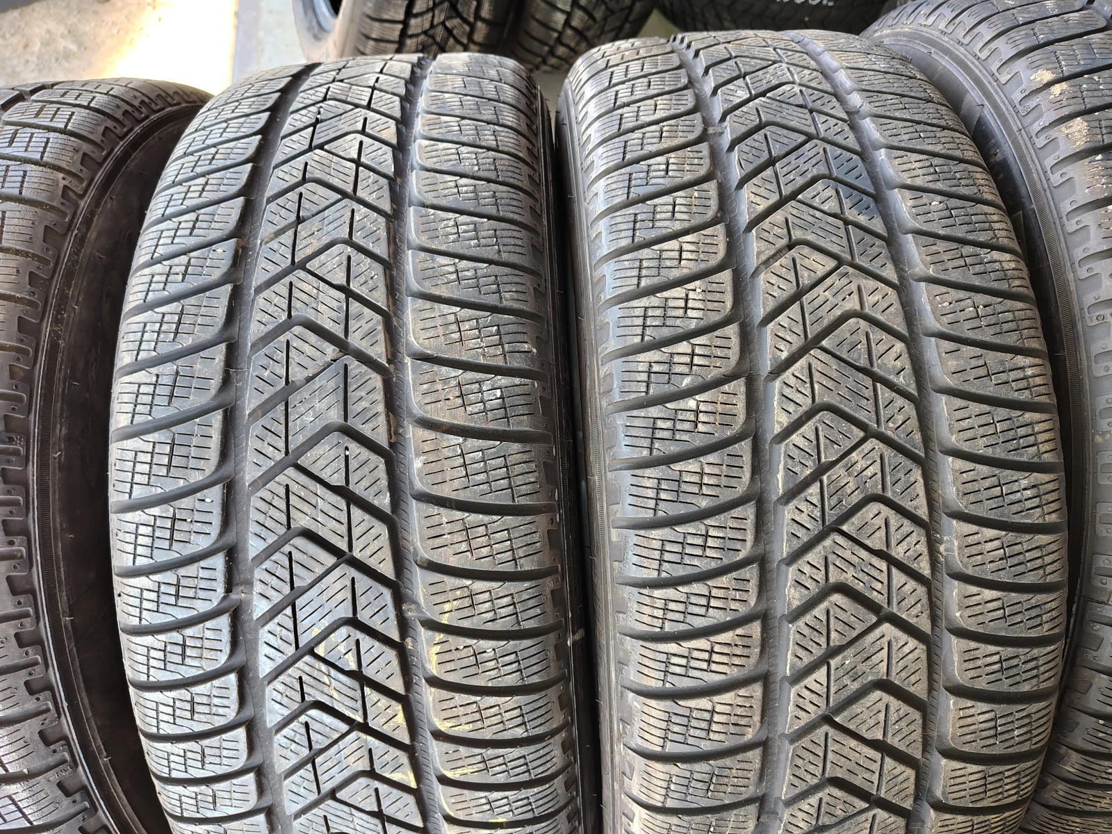 Гуми Зимни 235/60R18, снимка 2 - Гуми и джанти - 55844194