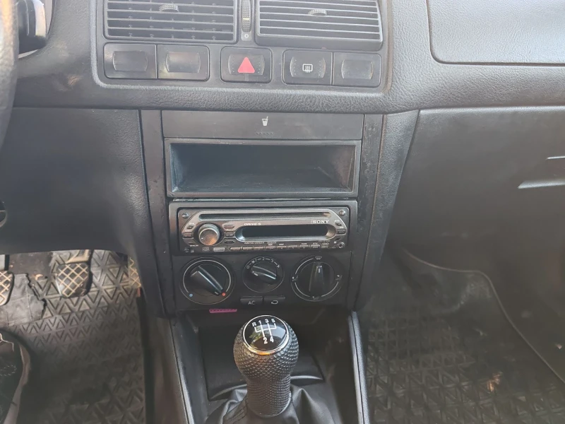 VW Golf 1.6, снимка 10 - Автомобили и джипове - 47397779