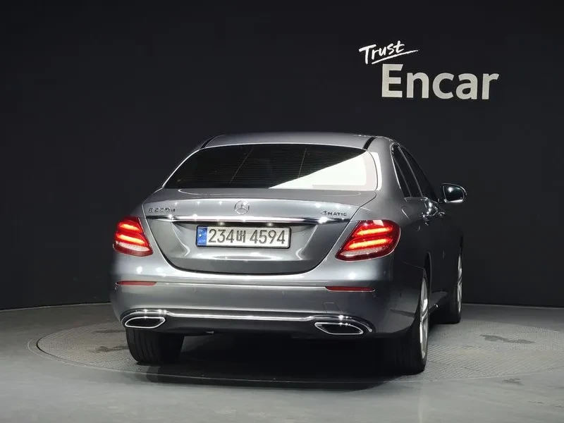 Mercedes-Benz E 220 D 4Matic - САМО 30% АВАНС, снимка 4 - Автомобили и джипове - 55800245