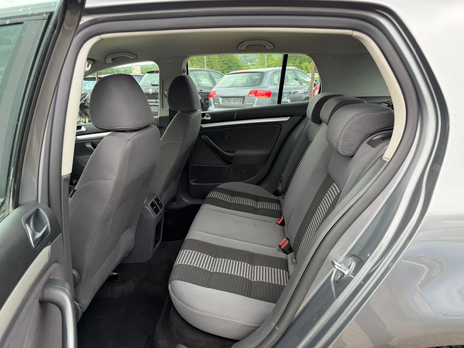 VW Golf 1.4i-80PS-КЛИМАТРОНИК, снимка 11 - Автомобили и джипове - 54663446