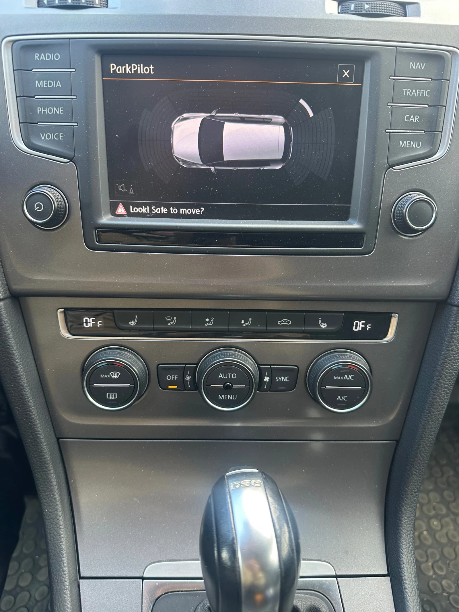 VW Golf 1.6 TDI, снимка 10 - Автомобили и джипове - 56373941