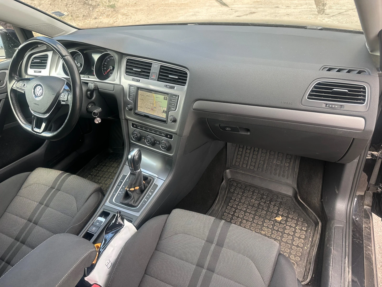 VW Golf 1.6 TDI, снимка 12 - Автомобили и джипове - 56373941