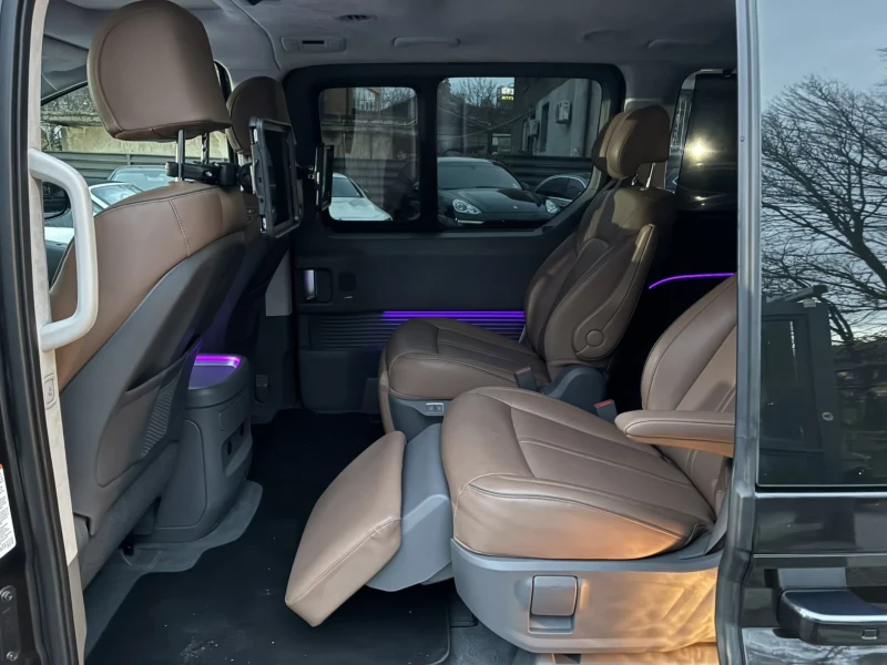 Hyundai Staria 2.2CRDi/ГАРАНЦИЯ/4X4/LUXURY+ /ГОТОВ ЛИЗИНГ, снимка 13 - Автомобили и джипове - 52705958