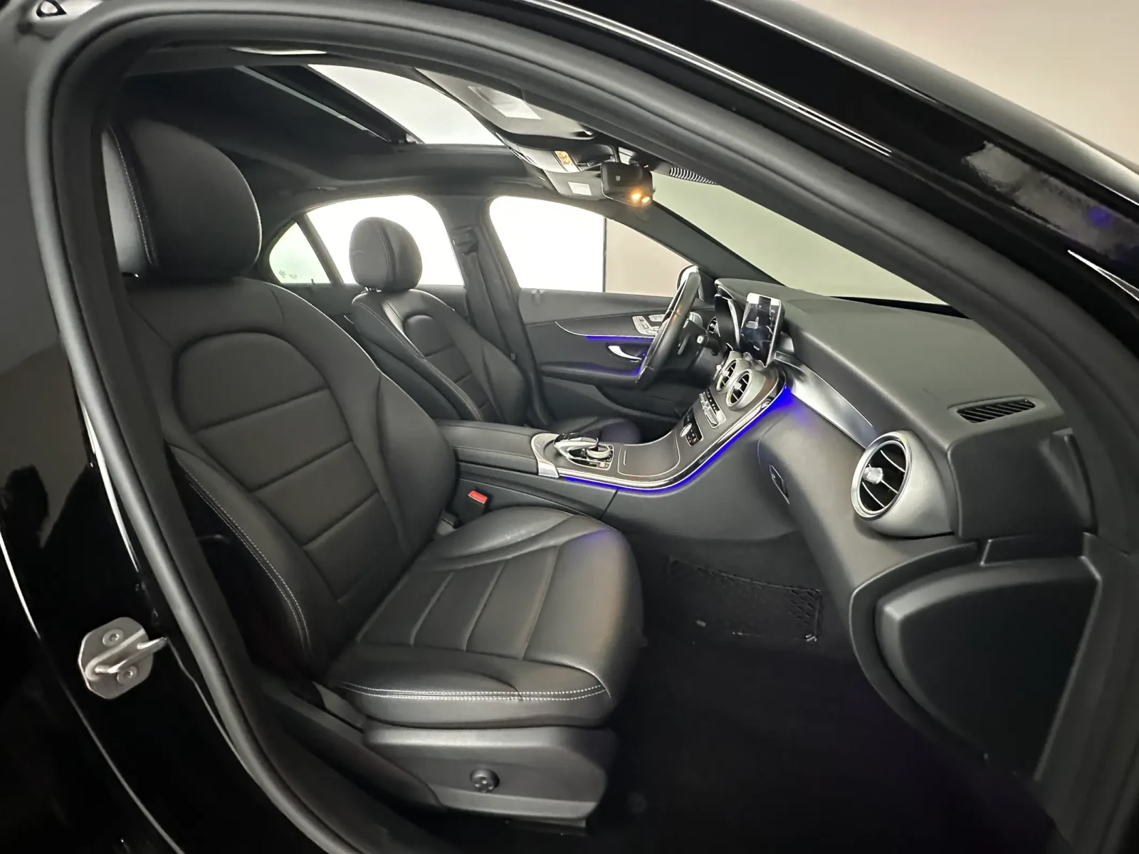 Mercedes-Benz C 300 AMG* Burmester* 4matic* Digital Cockpit* 2 ключа, снимка 8 - Автомобили и джипове - 54410435