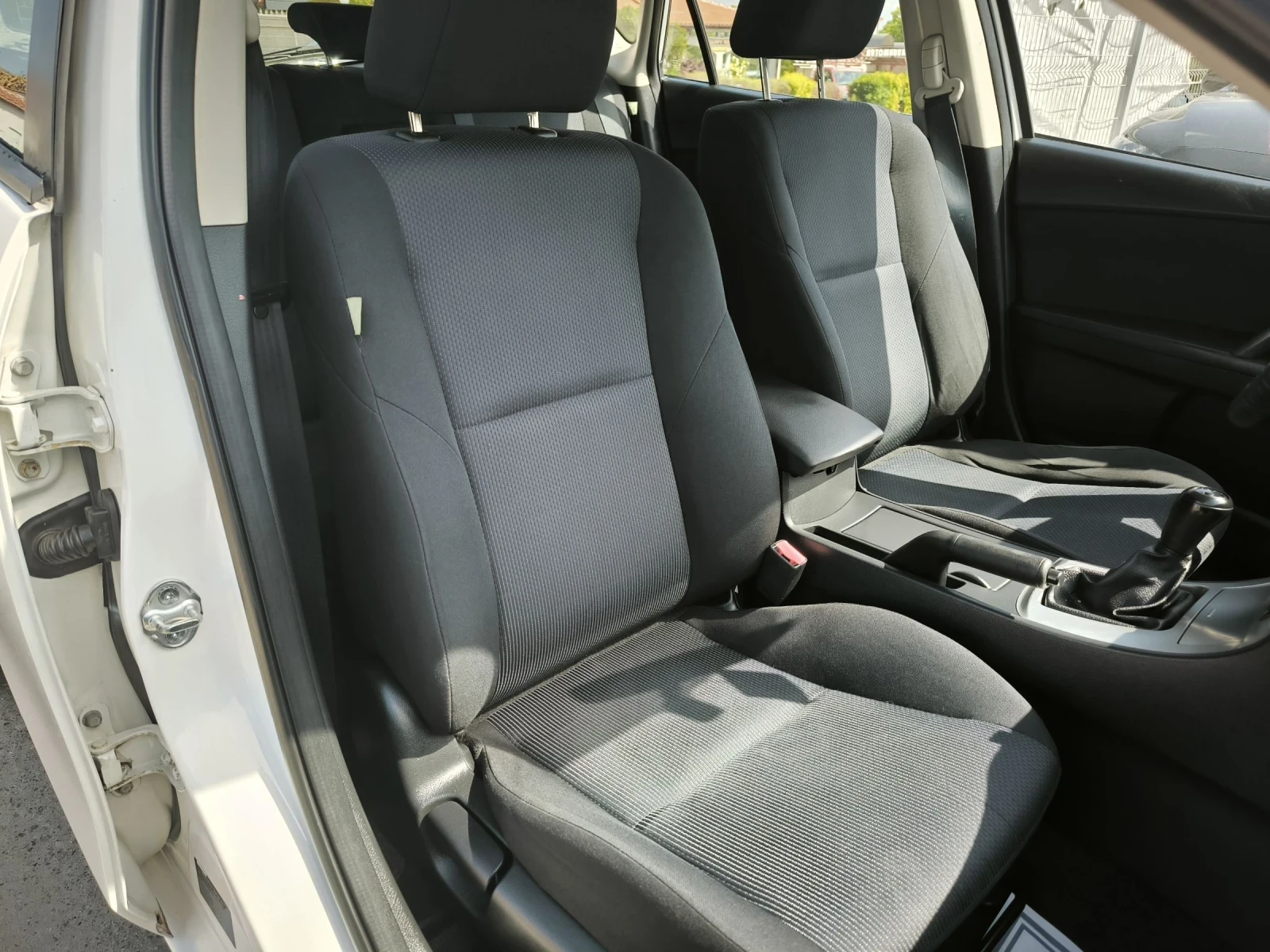 Mazda 3 1.6i, снимка 8 - Автомобили и джипове - 54574776