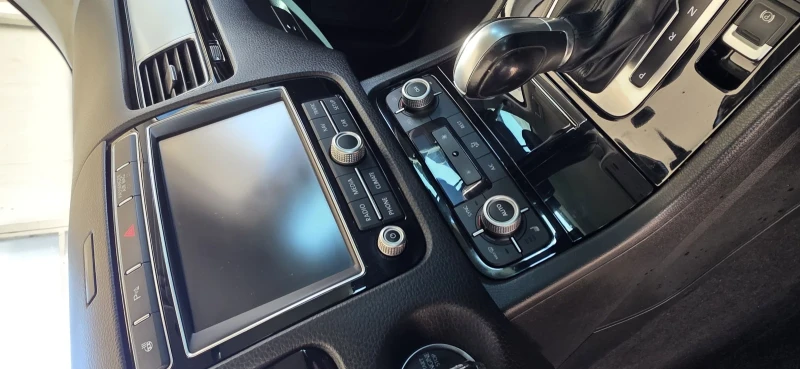 VW Touareg, снимка 10 - Автомобили и джипове - 52525592