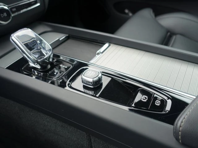 Volvo XC60 Black Edition Plus T8 AWD - изображение 9