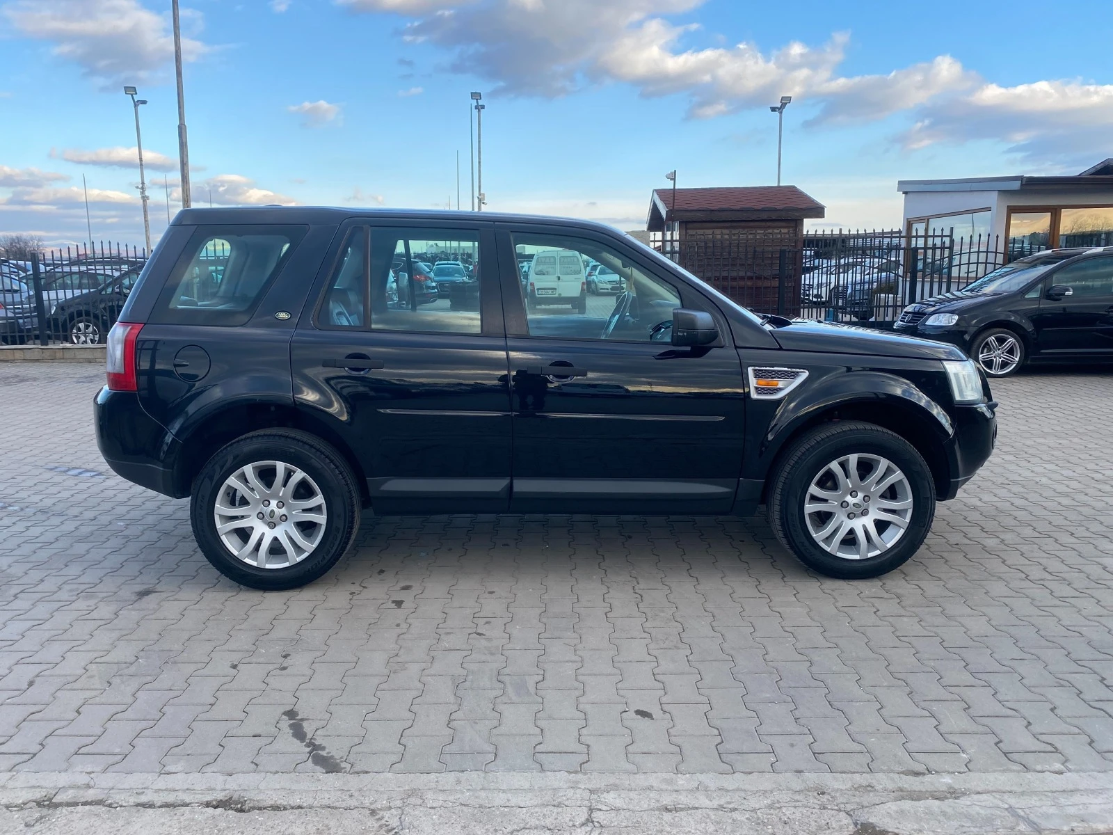 Land Rover Freelander 2.2D AUTOMATIC  - изображение 6