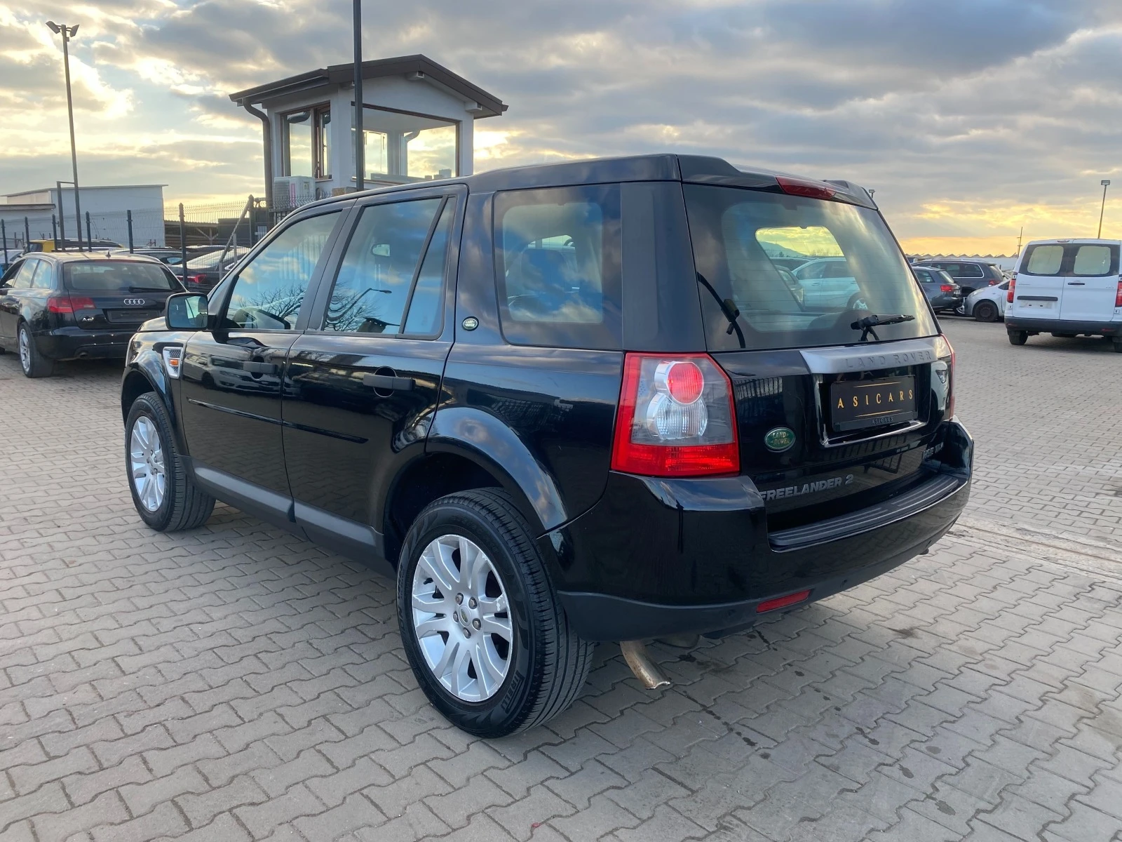 Land Rover Freelander 2.2D AUTOMATIC  - изображение 3