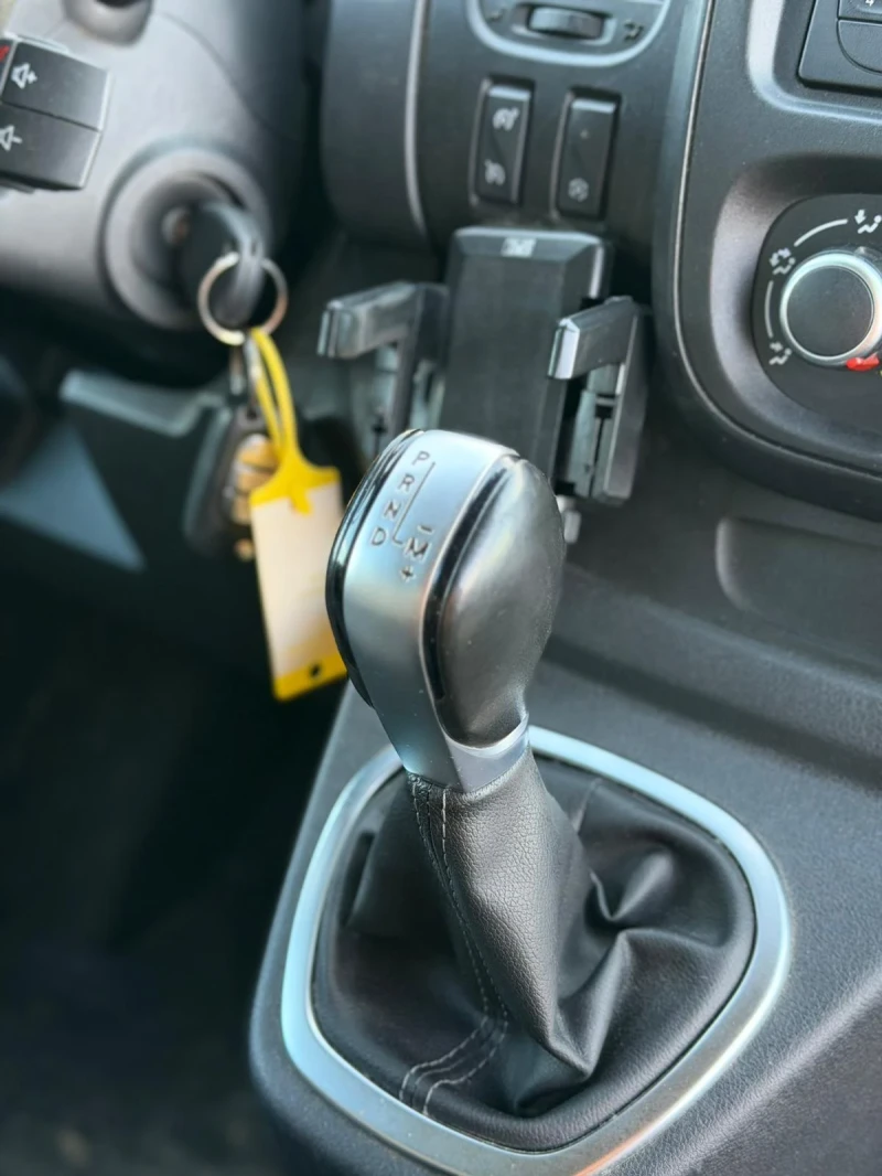 Renault Trafic 20 170кс автоматик, снимка 15 - Бусове и автобуси - 52853530