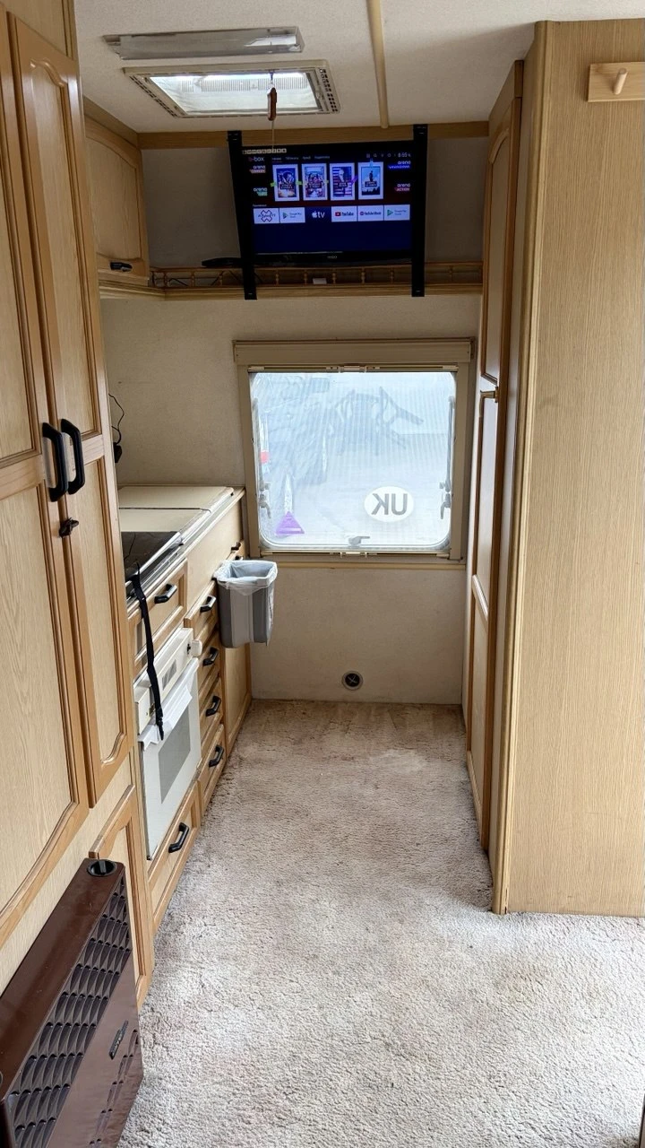 Каравана Други VANROYCE, снимка 11 - Каравани и кемпери - 54351925