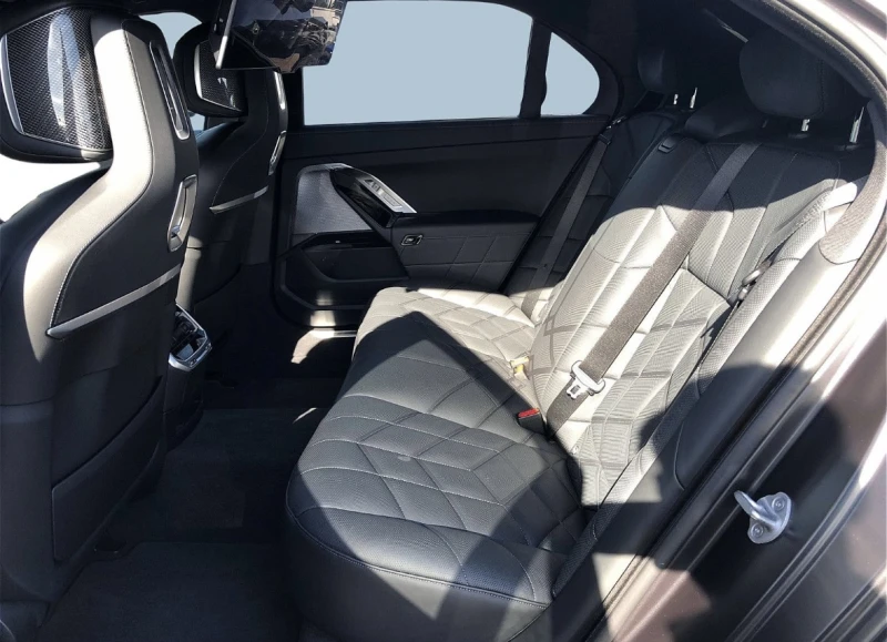 BMW 740 xd Theater Screen* M Pack* B&W* * ЛИЗИНГ* , снимка 8 - Автомобили и джипове - 51916909