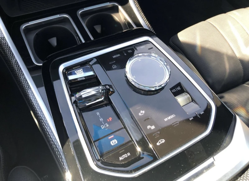 BMW 740 xd Theater Screen* M Pack* B&W* * ЛИЗИНГ* , снимка 6 - Автомобили и джипове - 51916909