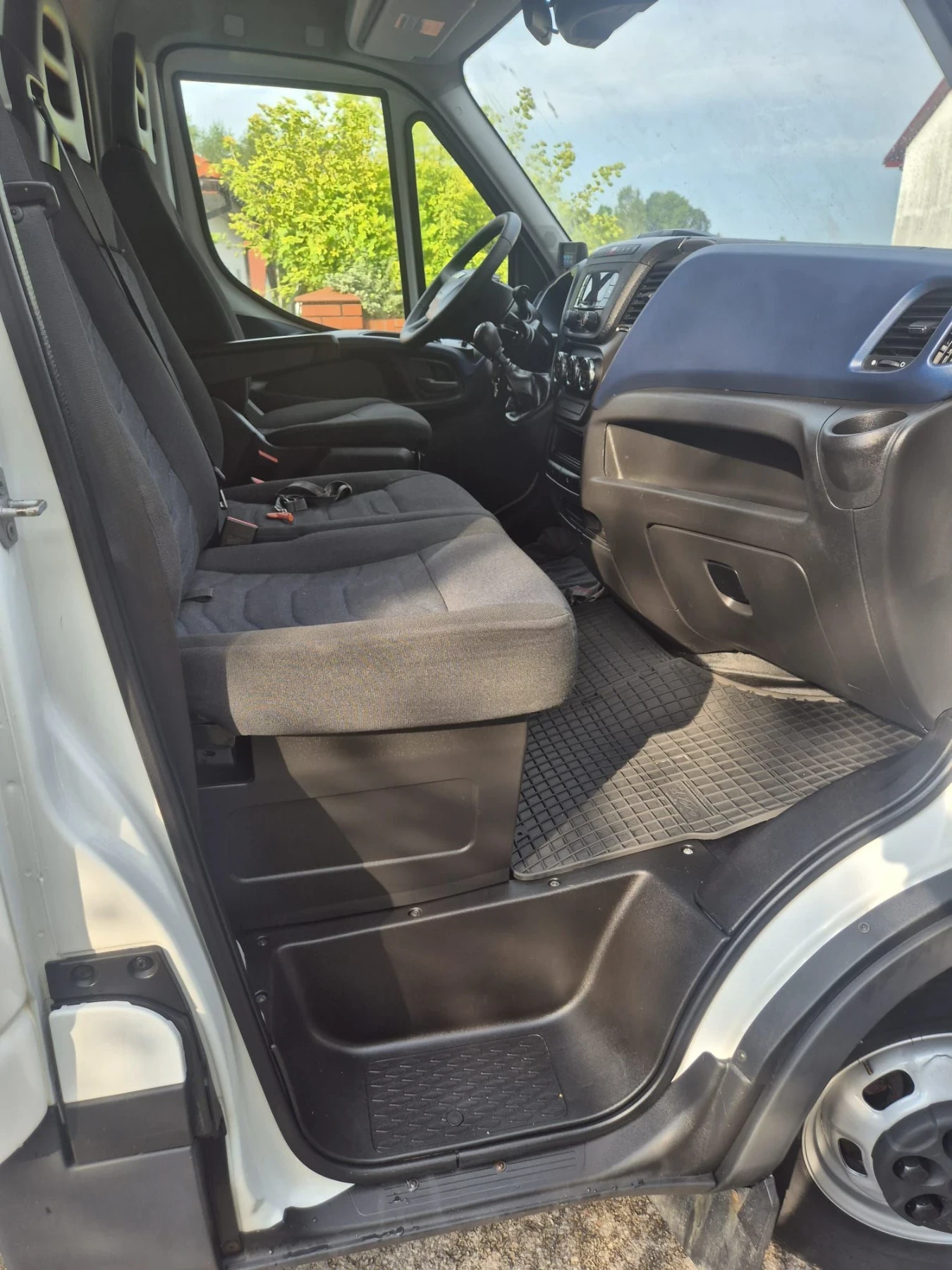 Iveco Daily 3.0 , 150 к.с. падащ борд, хладилен , двойна гума, снимка 5 - Бусове и автобуси - 55641781