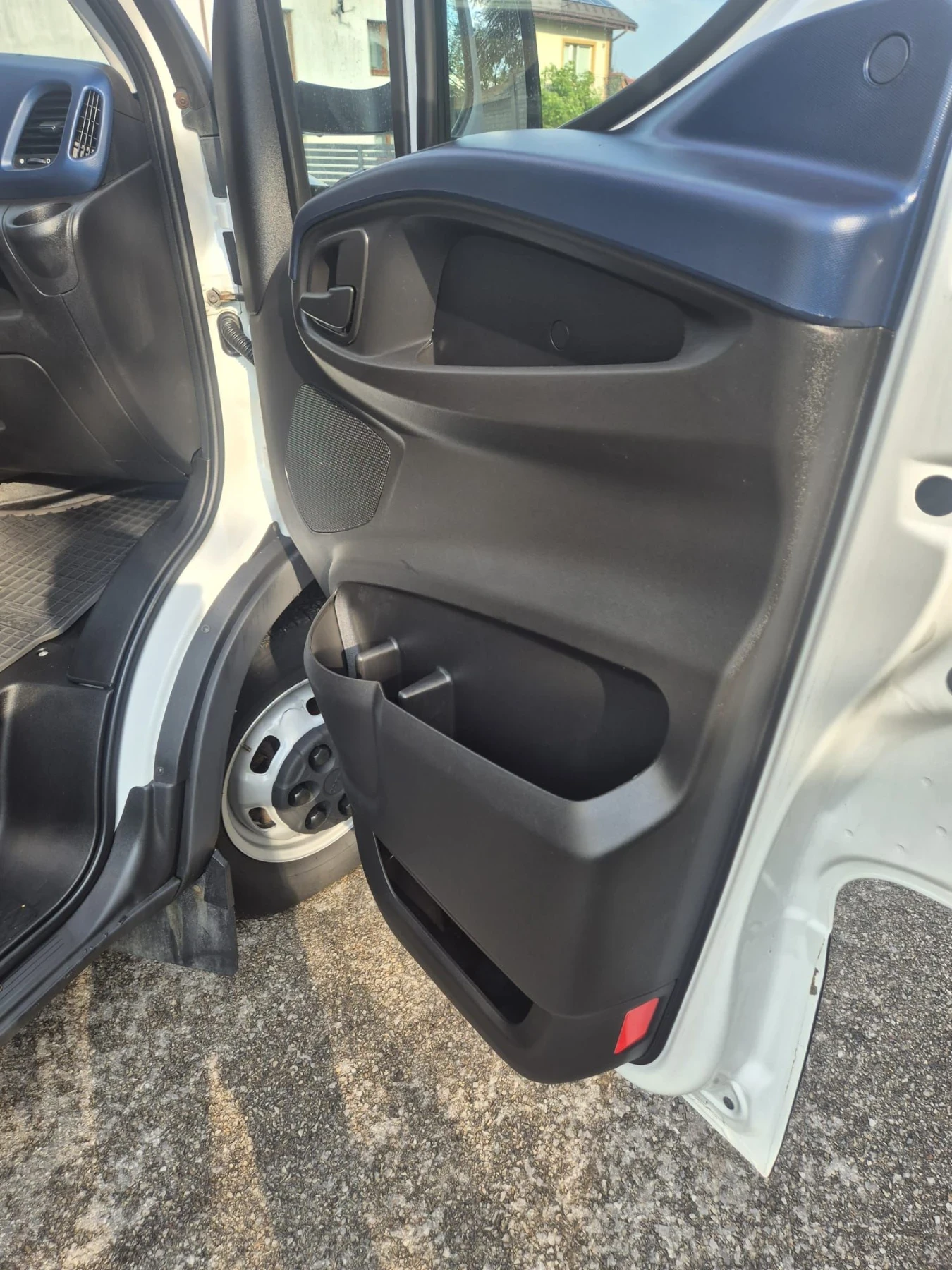 Iveco Daily 3.0 , 150 к.с. падащ борд, хладилен , двойна гума, снимка 6 - Бусове и автобуси - 55641781